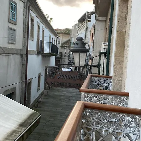 En El Casco Antiguo De Bayona بايونا